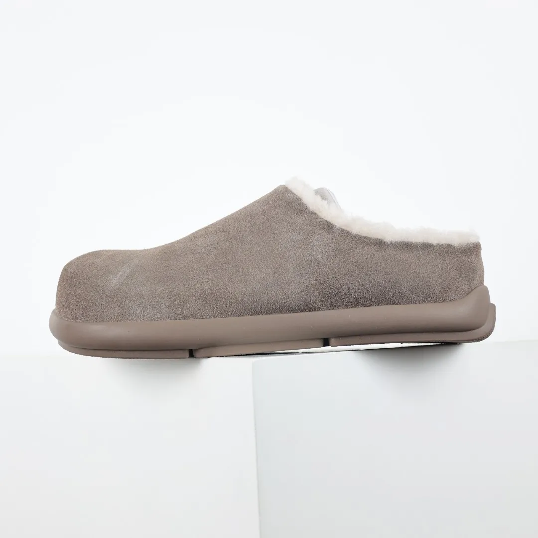 Pick up locally💰560 Core recommendation Good price Independently developed original outsole and cashmere insole to keep you warm in winter and suitable for home use. In the new year, uug launched a style series, which is partially geared towards the preferences of young consumers and has also moved to the forefront of fashion trends. Shoe body material Water-repellent coated suede upper 17 mm UGGPURE™ implanted wool insole Lightweight non-slip comfortable rubber outsole With brand LOGO trademark Comes with a full set of packaging Size: 35 36 37 38 39 40 41 42 43 44